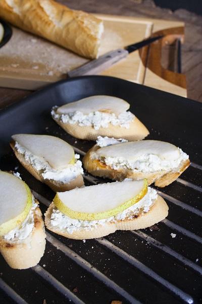 Crostini di gorgonzola, mascarpone e pere