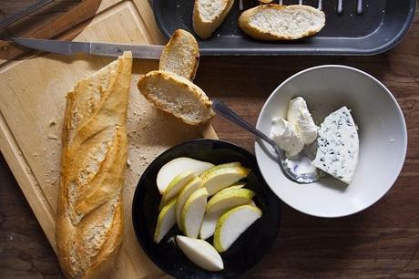 Crostini di gorgonzola, mascarpone e pere