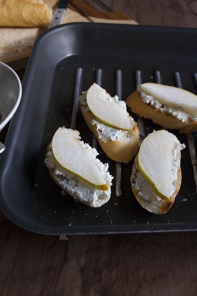 Crostini di gorgonzola, mascarpone e pere