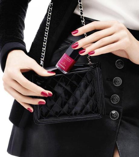 le-vernis-a-ongles-culte-rouge-n-19-de-chanel