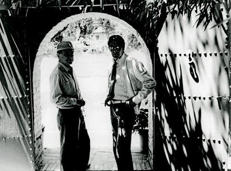 1.1.1.12-Pierre-Bergé-et-Yves-Saint-Laurent-à-la-porte-du-jardin.-