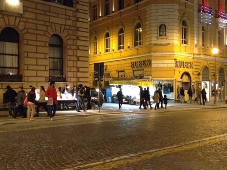 Via Nazionale trasfigurata da ambulanti e abusivi. Ogni panchina requisita dal racket. E l'invasione delle bancarelle su ruote