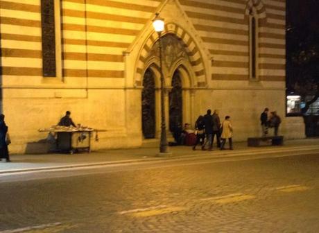 Via Nazionale trasfigurata da ambulanti e abusivi. Ogni panchina requisita dal racket. E l'invasione delle bancarelle su ruote