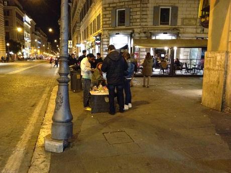 Via Nazionale trasfigurata da ambulanti e abusivi. Ogni panchina requisita dal racket. E l'invasione delle bancarelle su ruote