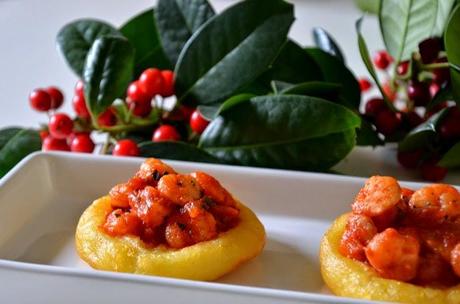 Antipasti per il pranzo di Natale: cestini di patate con gamberetti in rosso