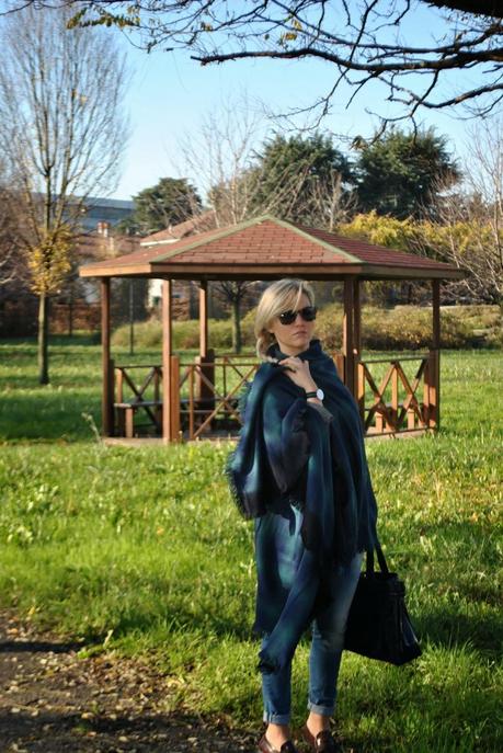 outfit invernale casual outfit mantella outfit maxi sciarpa come indossare la sciarpa sciarpa stampa plaid outfit total jeans mocassini borsa blu armani jeans occhiali da sole carrera anello blu luca barra orologio daniel wellington orologio preppy outfit stile preppy jeans sebiro acconciatura treccia laterale how to wear cape cape outfit outfit dicembre 2014 december outfits fashion blogger italiane fashion bloggers italy how to wear plaid scarf winter outfits mariafelicia magno fashion blogger colorblock by felym fashion blog italiani blonde girls blondie blonde hair ragazze capelli biondi 