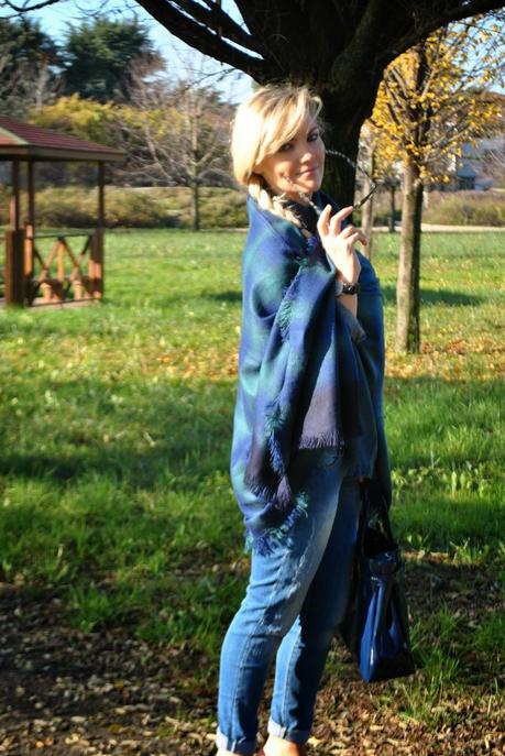 outfit invernale casual outfit mantella outfit maxi sciarpa come indossare la sciarpa sciarpa stampa plaid outfit total jeans mocassini borsa blu armani jeans occhiali da sole carrera anello blu luca barra orologio daniel wellington orologio preppy outfit stile preppy jeans sebiro acconciatura treccia laterale how to wear cape cape outfit outfit dicembre 2014 december outfits fashion blogger italiane fashion bloggers italy how to wear plaid scarf winter outfits mariafelicia magno fashion blogger colorblock by felym fashion blog italiani blonde girls blondie blonde hair ragazze capelli biondi 
