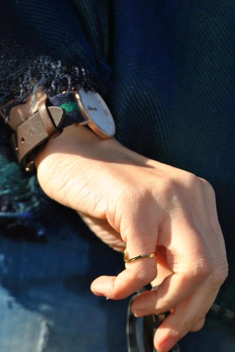 outfit invernale casual outfit mantella outfit maxi sciarpa come indossare la sciarpa sciarpa stampa plaid outfit total jeans mocassini borsa blu armani jeans occhiali da sole carrera anello blu luca barra orologio daniel wellington orologio preppy outfit stile preppy jeans sebiro acconciatura treccia laterale how to wear cape cape outfit outfit dicembre 2014 december outfits fashion blogger italiane fashion bloggers italy how to wear plaid scarf winter outfits mariafelicia magno fashion blogger colorblock by felym fashion blog italiani blonde girls blondie blonde hair ragazze capelli biondi 