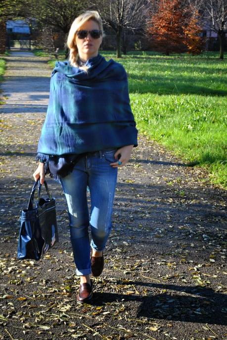 outfit invernale casual outfit mantella outfit maxi sciarpa come indossare la sciarpa sciarpa stampa plaid outfit total jeans mocassini borsa blu armani jeans occhiali da sole carrera anello blu luca barra orologio daniel wellington orologio preppy outfit stile preppy jeans sebiro acconciatura treccia laterale how to wear cape cape outfit outfit dicembre 2014 december outfits fashion blogger italiane fashion bloggers italy how to wear plaid scarf winter outfits mariafelicia magno fashion blogger colorblock by felym fashion blog italiani blonde girls blondie blonde hair ragazze capelli biondi 