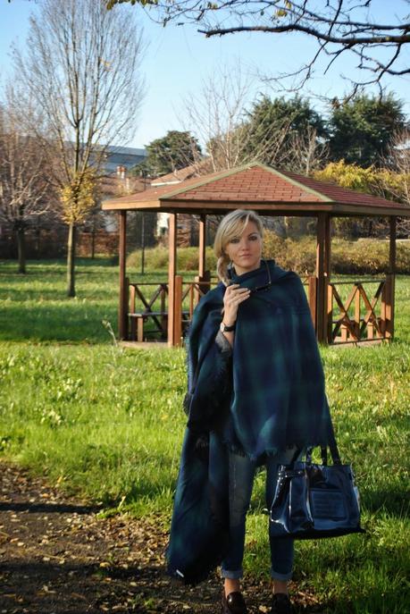outfit invernale casual outfit mantella outfit maxi sciarpa come indossare la sciarpa sciarpa stampa plaid outfit total jeans mocassini borsa blu armani jeans occhiali da sole carrera anello blu luca barra orologio daniel wellington orologio preppy outfit stile preppy jeans sebiro acconciatura treccia laterale how to wear cape cape outfit outfit dicembre 2014 december outfits fashion blogger italiane fashion bloggers italy how to wear plaid scarf winter outfits mariafelicia magno fashion blogger colorblock by felym fashion blog italiani blonde girls blondie blonde hair ragazze capelli biondi 