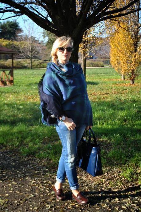 outfit invernale casual outfit mantella outfit maxi sciarpa come indossare la sciarpa sciarpa stampa plaid outfit total jeans mocassini borsa blu armani jeans occhiali da sole carrera anello blu luca barra orologio daniel wellington orologio preppy outfit stile preppy jeans sebiro acconciatura treccia laterale how to wear cape cape outfit outfit dicembre 2014 december outfits fashion blogger italiane fashion bloggers italy how to wear plaid scarf winter outfits mariafelicia magno fashion blogger colorblock by felym fashion blog italiani blonde girls blondie blonde hair ragazze capelli biondi 