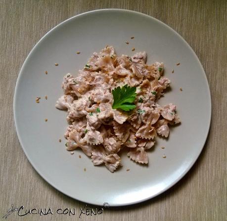 Farfalle integrali in crema, con tonno e semi di lino