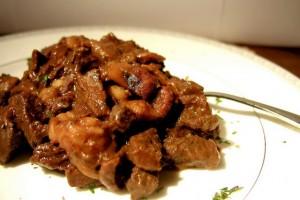 manzo-alle-prugne-con-pure-di-patate