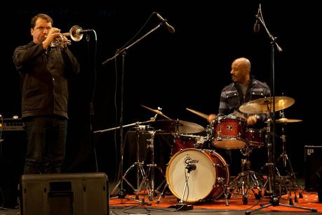 PAVIA “Dialoghi: jazz per due” la rassegna musicale apre al Fraschini con Uri Caine e Mario Brunello.