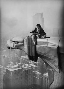 8.Oscar-Graubner,-Margaret-Bourke-White-al-lavoro-sul-Chrysler-Building,-New-York-1934-©Estate-of-Margaret-Bourke-White