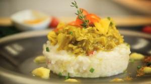 bocconcini-di-pollo-al-curry-e-frutti-tropicali-serviti-con-risotto-alle-erbe-aromatiche