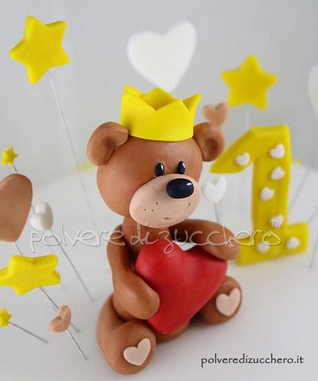 Torta Orsetto con corocina in bianco e giallo per il 1° compleanno di un bimbo