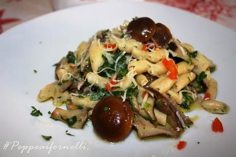 Cavatelli con funghi cardoncelli e marasciuoli murgiani.