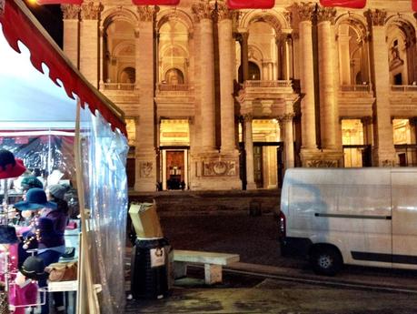 Scempio dei mercatini di Natale. Ecco 11 immagini da Piazza San Giovanni in Laterano. Paccottiglia e kebab a umiliare il sagrato della Cattedrale di Roma e del Mondo