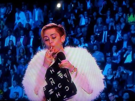 Miley Cyrus fuma canne in pubblico, smentisce la gravidanza?