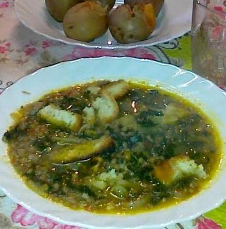 minestrone di lenticchie con cavolo nero toscano e crostini.