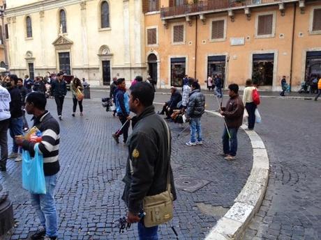 Piazza Navona liberata finalmente dalle bancarelle, ma completamente consegnata ai vu cumprà abusivi. Sta qui tutta la mancanza di visione di un'amministrazione