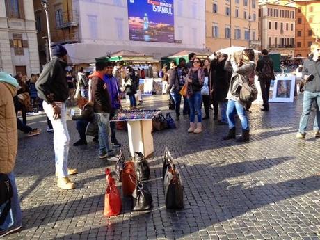 Piazza Navona liberata finalmente dalle bancarelle, ma completamente consegnata ai vu cumprà abusivi. Sta qui tutta la mancanza di visione di un'amministrazione