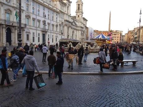 Piazza Navona liberata finalmente dalle bancarelle, ma completamente consegnata ai vu cumprà abusivi. Sta qui tutta la mancanza di visione di un'amministrazione