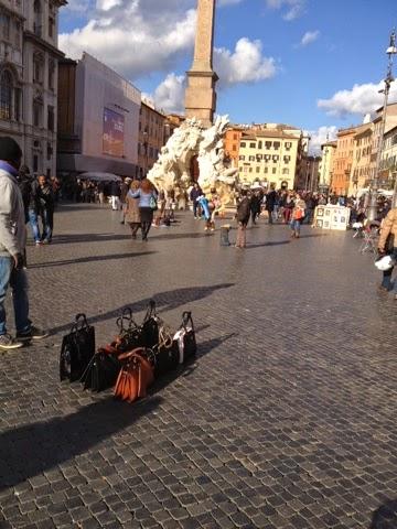 Piazza Navona liberata finalmente dalle bancarelle, ma completamente consegnata ai vu cumprà abusivi. Sta qui tutta la mancanza di visione di un'amministrazione