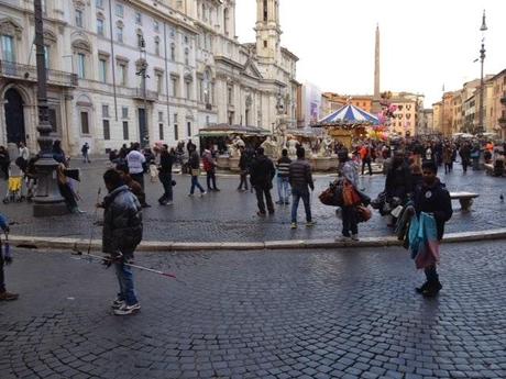 Piazza Navona liberata finalmente dalle bancarelle, ma completamente consegnata ai vu cumprà abusivi. Sta qui tutta la mancanza di visione di un'amministrazione