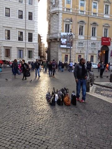 Piazza Navona liberata finalmente dalle bancarelle, ma completamente consegnata ai vu cumprà abusivi. Sta qui tutta la mancanza di visione di un'amministrazione