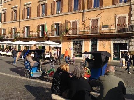 Piazza Navona liberata finalmente dalle bancarelle, ma completamente consegnata ai vu cumprà abusivi. Sta qui tutta la mancanza di visione di un'amministrazione