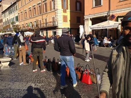 Piazza Navona liberata finalmente dalle bancarelle, ma completamente consegnata ai vu cumprà abusivi. Sta qui tutta la mancanza di visione di un'amministrazione