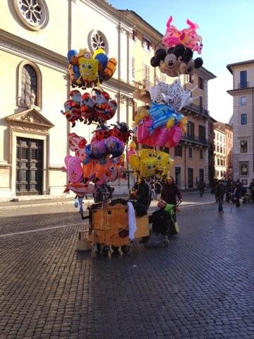 Piazza Navona liberata finalmente dalle bancarelle, ma completamente consegnata ai vu cumprà abusivi. Sta qui tutta la mancanza di visione di un'amministrazione