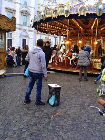 Piazza Navona liberata finalmente dalle bancarelle, ma completamente consegnata ai vu cumprà abusivi. Sta qui tutta la mancanza di visione di un'amministrazione