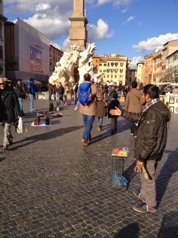 Piazza Navona liberata finalmente dalle bancarelle, ma completamente consegnata ai vu cumprà abusivi. Sta qui tutta la mancanza di visione di un'amministrazione