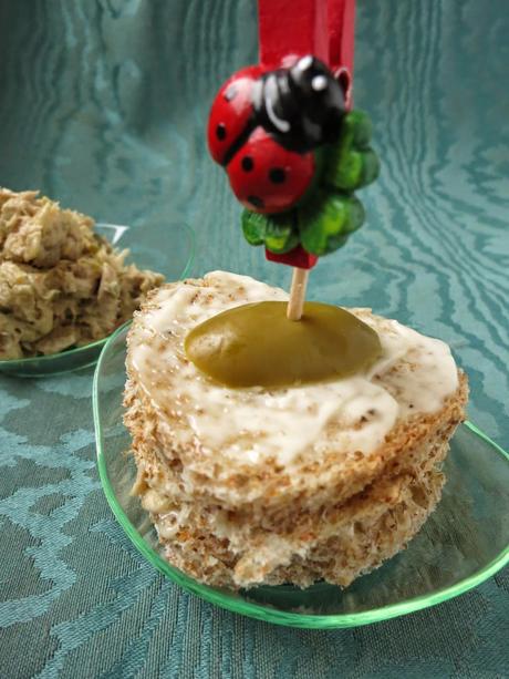 Pane , melanzane e tonno