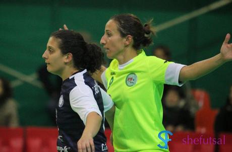 Bel duello tra Alessia Catrmbone e Francesca Mannavola nella 12° giornata del girone B della serie A di calcio a 5 femminile