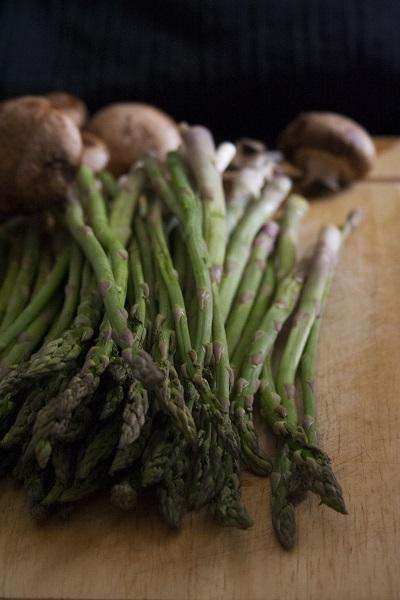 Pasta con funghi, asparagi e zafferano