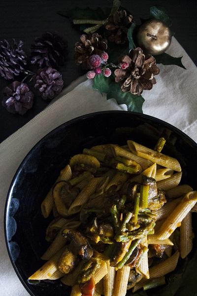 Pasta con funghi, asparagi e zafferano