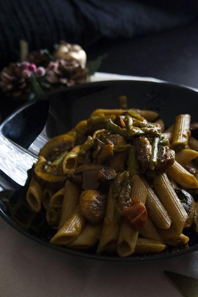 Pasta con funghi, asparagi e zafferano 