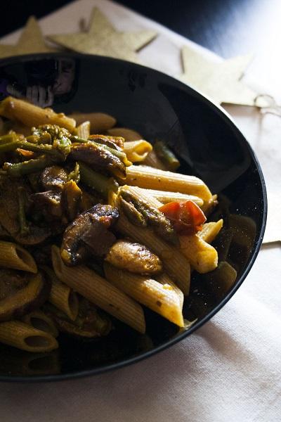 Pasta con funghi, asparagi e zafferano 