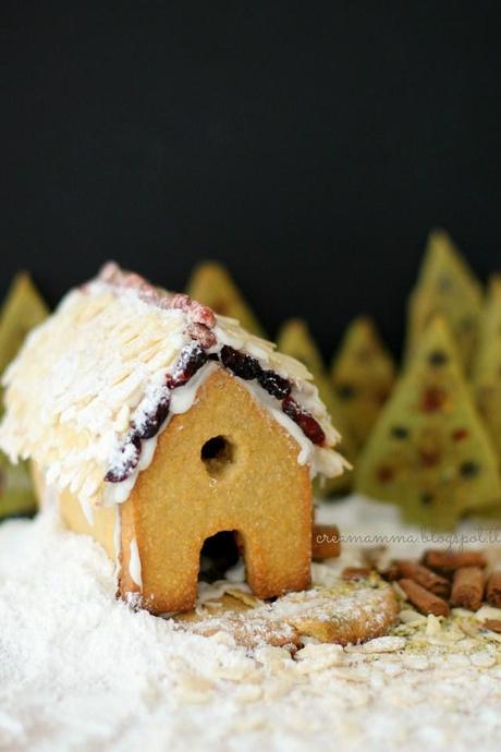 Alberelli biscotto al tè matcha, bacche di goji e frutti di bosco e casetta di biscotti