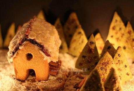 Alberelli biscotto al tè matcha, bacche di goji e frutti di bosco e casetta di biscotti