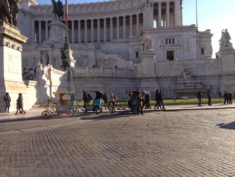 L'invasione dei risciò. Colosseo, Vittoriano e Piazza Navona nascoste dietro ad una nuvola di tricicli a pedali senza licenza, regole, autorizzazione