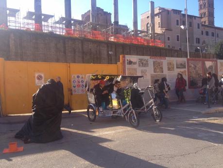 L'invasione dei risciò. Colosseo, Vittoriano e Piazza Navona nascoste dietro ad una nuvola di tricicli a pedali senza licenza, regole, autorizzazione