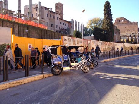 L'invasione dei risciò. Colosseo, Vittoriano e Piazza Navona nascoste dietro ad una nuvola di tricicli a pedali senza licenza, regole, autorizzazione