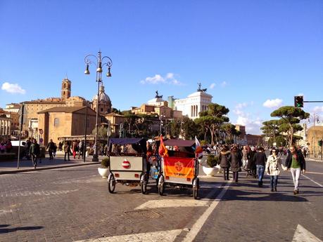 L'invasione dei risciò. Colosseo, Vittoriano e Piazza Navona nascoste dietro ad una nuvola di tricicli a pedali senza licenza, regole, autorizzazione