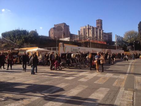 L'invasione dei risciò. Colosseo, Vittoriano e Piazza Navona nascoste dietro ad una nuvola di tricicli a pedali senza licenza, regole, autorizzazione