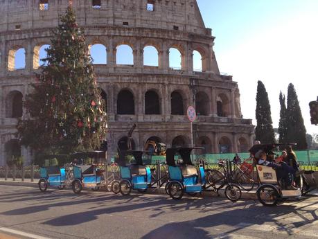 L'invasione dei risciò. Colosseo, Vittoriano e Piazza Navona nascoste dietro ad una nuvola di tricicli a pedali senza licenza, regole, autorizzazione